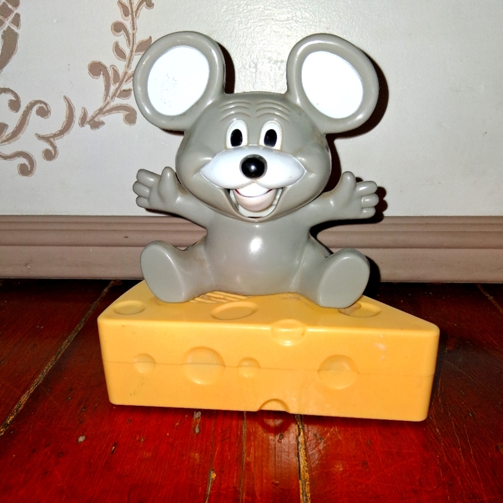 *bogo* Gray Mouse Toy on Yellow Cheese Block
